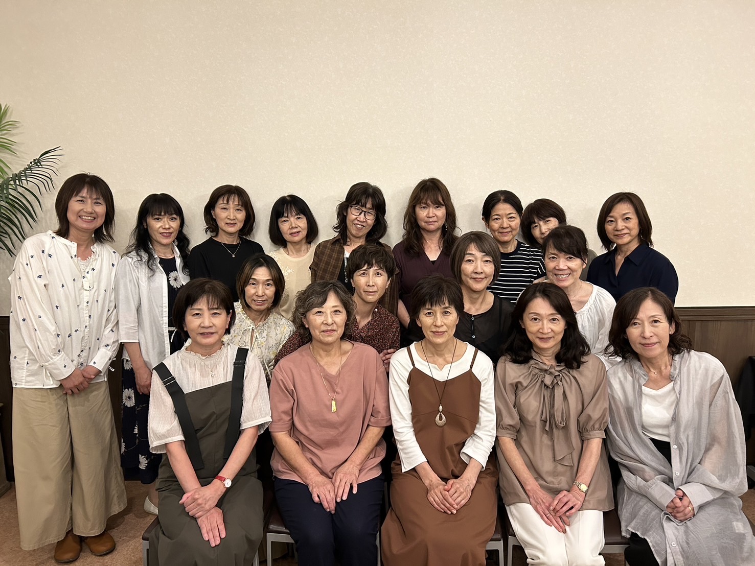 還暦女性 集合写真 歯科衛生学科昭和60年3月卒業生同窓会｜滋賀県立総合保健専門学校 同窓会「爽歩の会」